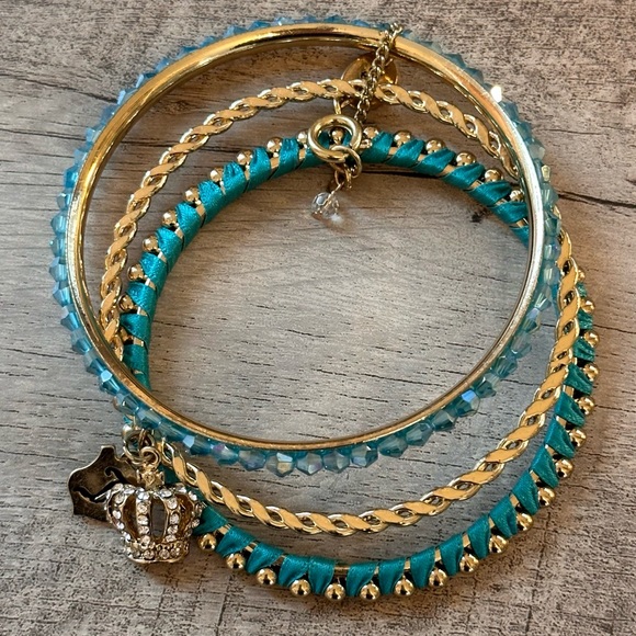 JUICY COUTURE Turquoise Blue & Gold Bangle Bracelet Set of 3 Crystal Charm NEW - Picture 2 of 5